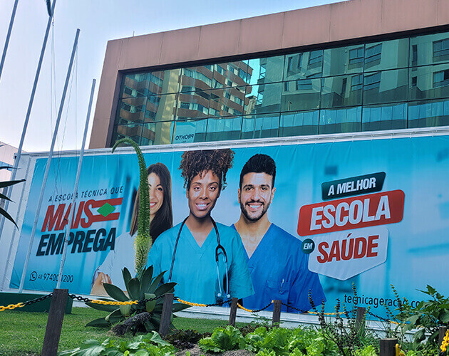 Outdoor da Escola Técnica Geração em frente ao prédio